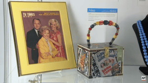   Besiddelser fra Betty White's career and personal life are up for auction and selling for more than anticipated