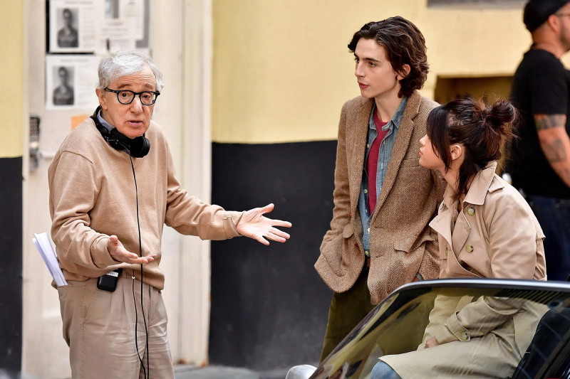  EGY ESŐS NAP NEW YORKBAN, balról: Woody Allen rendező, Timothee Chalamet, Selena Gomez, a forgatáson, 2019