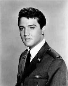 Elviss Preslijs izmantoja matu krāsu un operācijas, lai ietekmētu savu izskatu