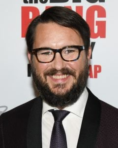   Wil Wheaton se dirige a Ken Jennings enquanto ele continua a hospedar o Jeopardy!