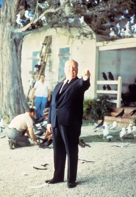 Alfred Hitchcock The Birds -elokuvan kuvauksissa.
