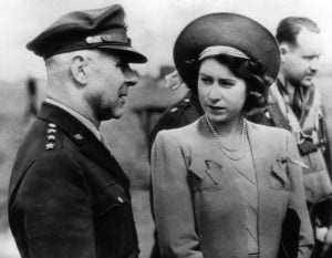 Segona Guerra Mundial. El general de la Força Aèria dels EUA James Doolittle i la futura reina d'Anglaterra la princesa Isabel