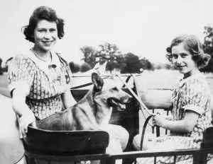 Segona Guerra Mundial. Futura reina d'Anglaterra princesa Isabel i futura comtessa de Snowdon princesa Margaret