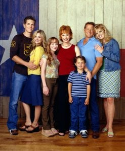 Reba näitlejad said taas kokku Reba McEntire kontserdil
