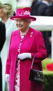  královna Alžběta's outfits served a special purpose