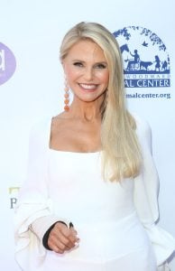   Christie Brinkley provavelmente continuará pintando o cabelo, mas não tem escrúpulos em deixar seu cabelo grisalho aparecer