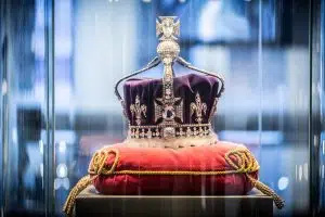   Een replica van de koningin-moeder's crown, which is what Queen Consort Camilla will likely be crowned with