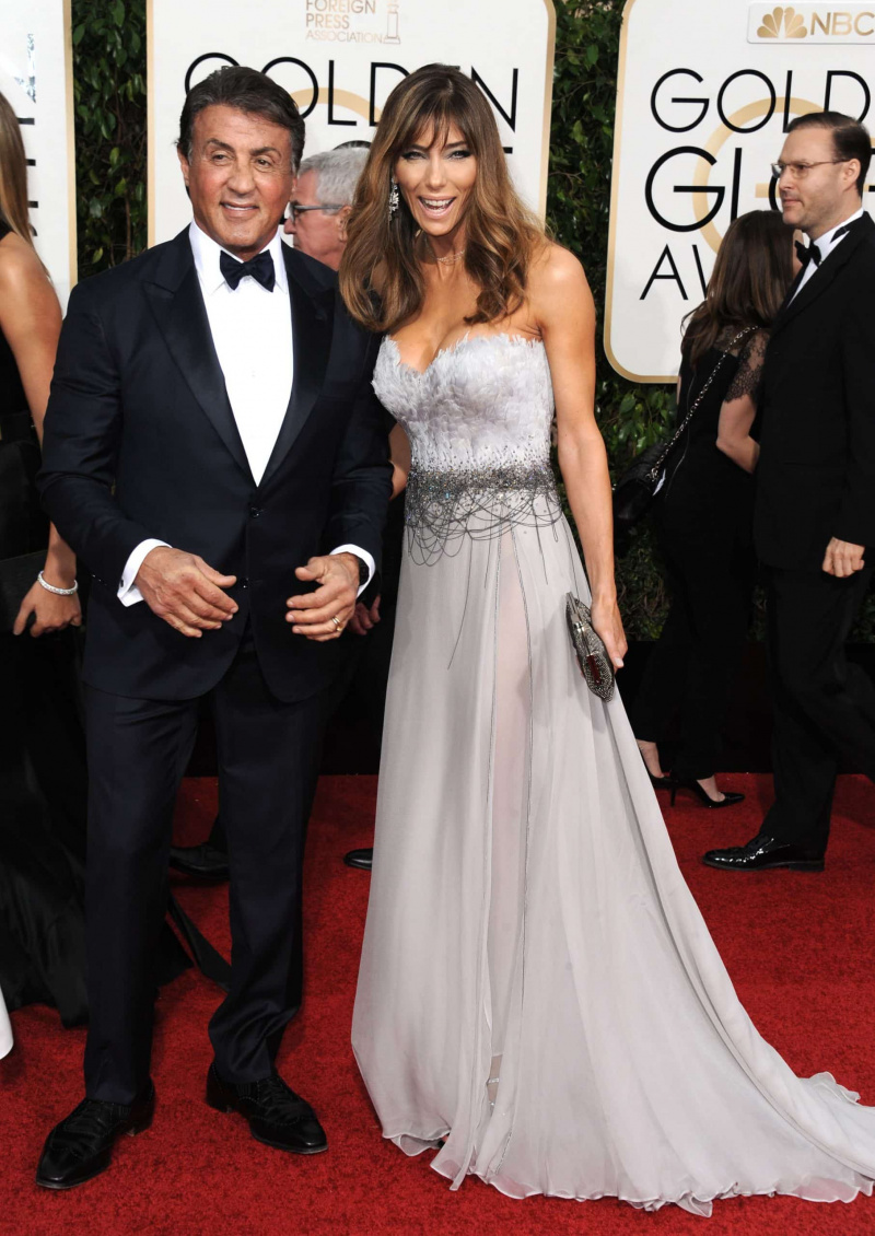  Sylvester Stallone e Jennifer Flavin chegando ao 73º Golden Globe Awards