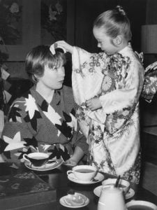 Vasemmalta: Shirley MacLaine ja tytär Sachi Parker Kiotossa