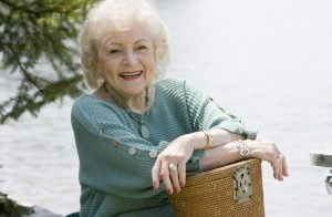 Prijem je bio mješovit, s mnogim obožavateljima Betty White koji tuguju zbog uništenja kuće u Brentwoodu