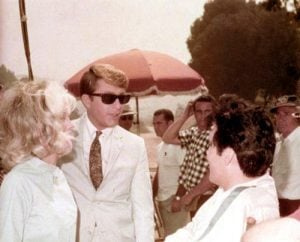  Nancy Sinatra levou os fãs a uma viagem pela estrada da memória com Elvis Presley e Bill Bixby