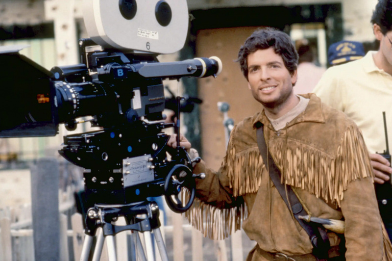  PISTOLA DESNUDA 2 1/2: EL OLOR DEL MIEDO, director David Zucker, en el plató, 1991