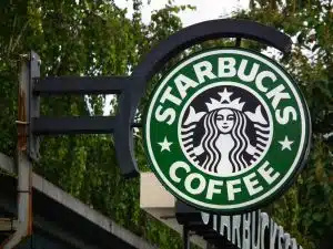  Vissa Starbucks-platser tar enligt uppgift mer betalt för lätt is