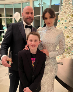 John Travolta e la sua famiglia augurano ai fan un Buon Natale