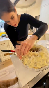 Ella Travolta vytvorila kokosovú tortu, ktorú Tom Cruise skvele posiela svojim známym celebritám
