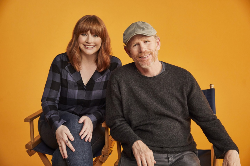DADS, fra venstre: regissør Bryce Dallas Howard, produsent Ron Howard, på settet, 2019