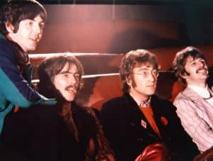   Dzeltenā zemūdene no kreisās: Pols Makartnijs, Džordžs Harisons, Džons Lenons, Ringo Stārs