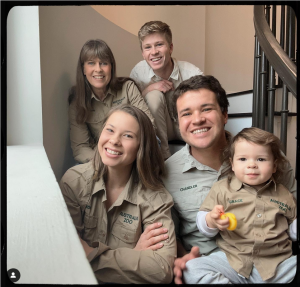 Wildlife Warriors Terri, Robert, Bindi, Chandler ve Grace'in bir aile fotoğrafı