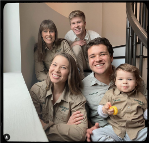   Wildlife Warriors Terri, Robert, Bindi, Chandler ve Grace'in bir aile fotoğrafı