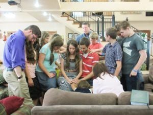   17 KIDS AND COUNTING (aka 18 KIDS AND COUNTING aka 19 KIDS AND COUNTING), duduk tengah l-r: Jill Duggar, Derick Duggar (berdiri di belakang: Jim Bob Duggar, hujung kanan: Jedidiah Duggar