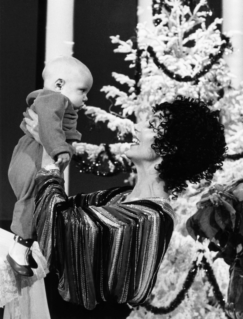  LE SONNY AND CHER SHOW, Cher, avec son fils nouveau-né Elijah Blue Allman