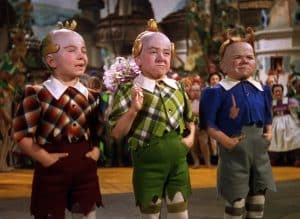   THE WIZARD OF OZ, από αριστερά, Jackie Gerlich, Jerry Maren, Harry Earles