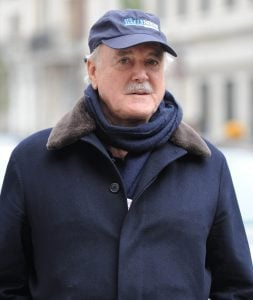   Cleese hat nicht vor, die betreffende Szene zu entfernen