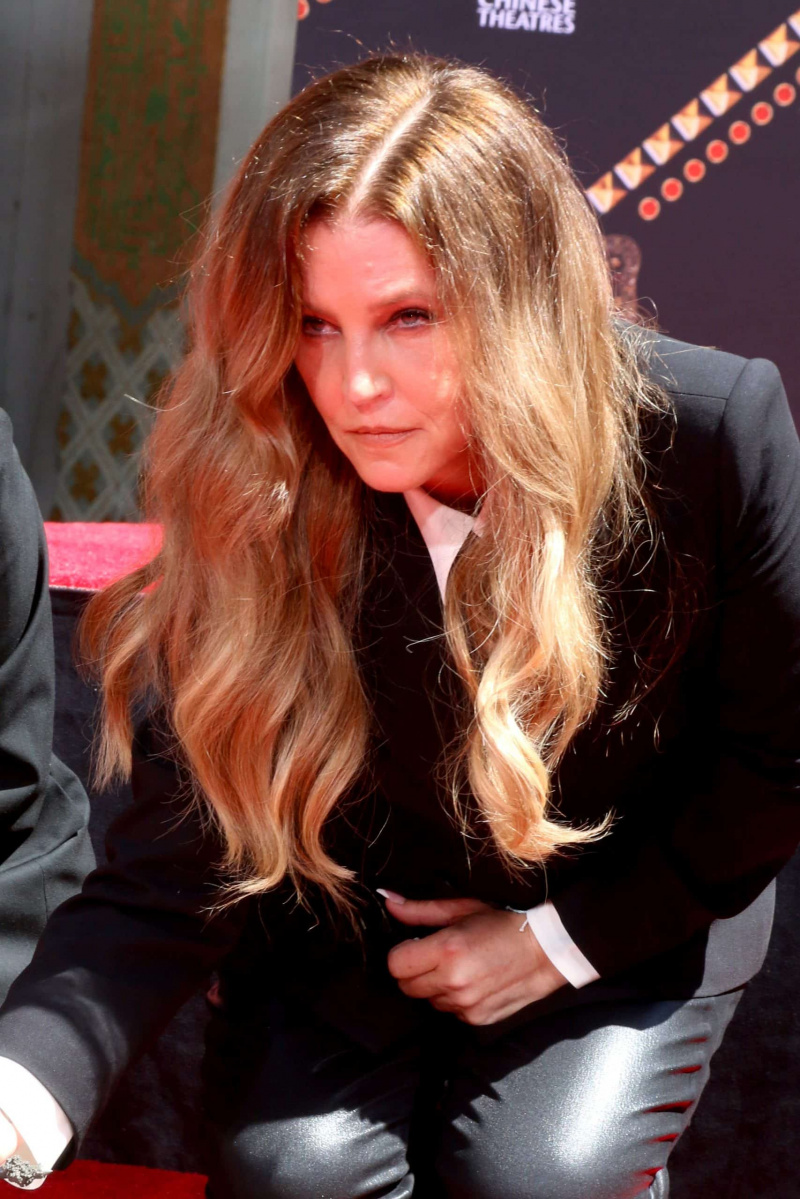  LOS ANDŽELAS – BIRŽELIO 21 d.: Lisa Marie Presley Priscilos Presley, Lisa Marie Presley ir Riley Keough pagerbimo ceremonijoje TCL Chinese Theatre IMAX 2022 m. birželio 21 d. Los Andžele, Kalifornijoje.