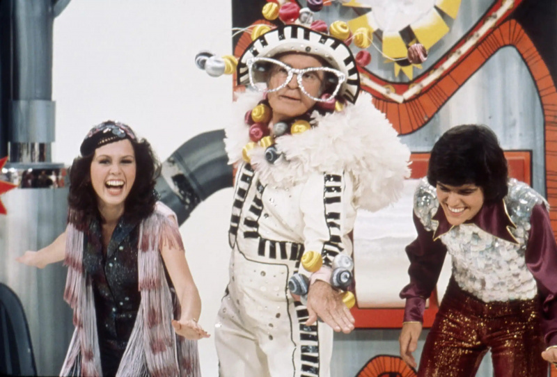  DONNY OCH MARIE, från vänster: Marie Osmond, Bob Hope (som Elton John), Donny Osmond, (säsong 1, pilotavsnitt, sändes 16 november 1975), 1975-1979