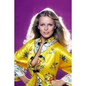   Cheryl Ladd memakai kimono kuning cerah dengan pelarasan yang sangat terkenal, menjadi salah satu poster 1970-an yang paling terkenal