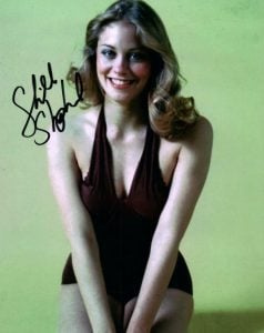 Cybil Shepherd는 여전히 1970년대 가장 재능 있고 아름다운 여성 중 한 명으로 기념되며 상징적인 포스터로 기념됩니다.