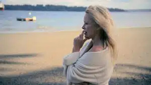   Pamela Anderson říká Ronanovi Farrowovi, že její paměti byly terapeutické