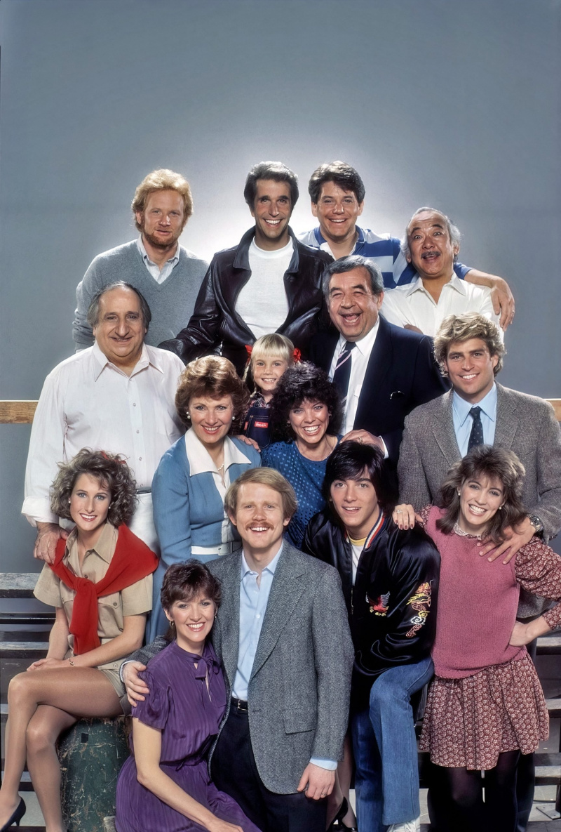 LAIMĪGAS DIENAS, augšā no kreisās: Dons Mosts, Henrijs Vinklers, Ansons Viljamss, Pats Morita; vidū: Als Molinaro, Mariona Rosa, Hetere O'Rourke, Erin Moran, Tom Bosley, Ted McGinley; bottom: Cathy Silvers, Lynda Goodfriend, Ron Howard, Scott Baio, Crystal Bernard, (1984)
