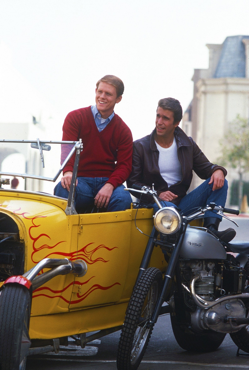  HAPPY DAYS, από αριστερά: Ron Howard, Henry Winkler, στο πλατό, (1970), 1974-84