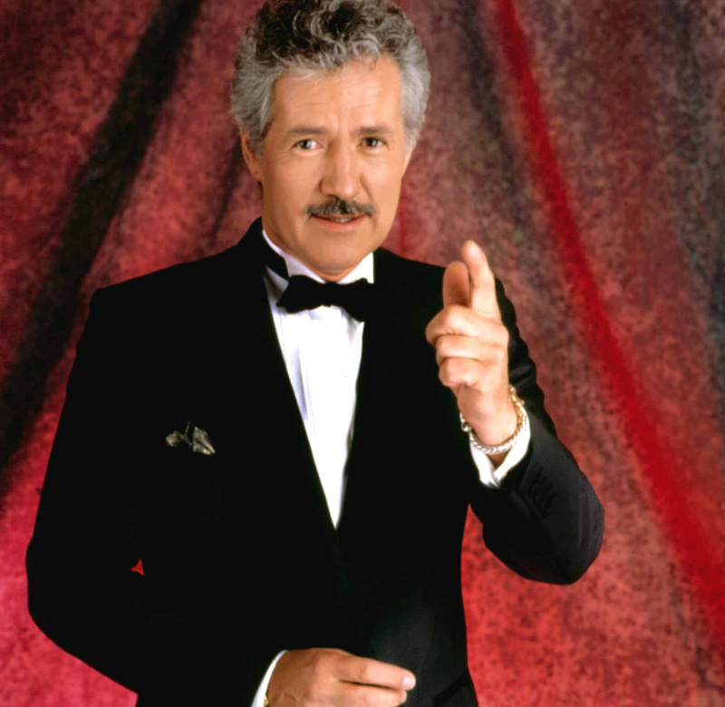 JEOPARDY의 호스트인 Alex Trebek, c. 2002년