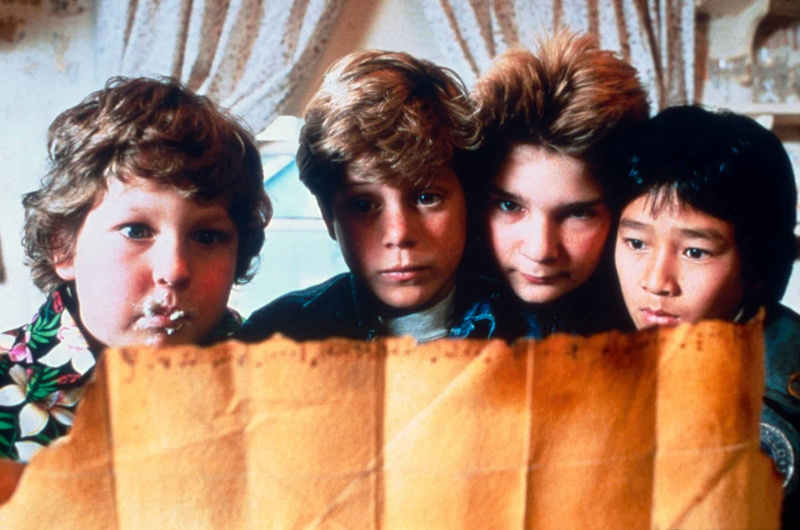  THE GOONIES, zľava: Jeff Cohen, Sean Astin, Corey Feldman, Ke Huy Quan (alias Jonathan Ke Quan), 1985