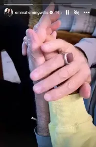 Bruce Willis in Emma Heming se nežno držita drug drugega's hands
