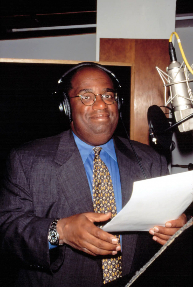  AL ROKER, gravando uma narração para o filme de animação,"Quest For Camelot," 1998