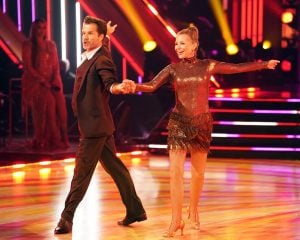 เต้นรำกับดวงดาว จากซ้าย: Louis Van Amstel, Cheryl Ladd