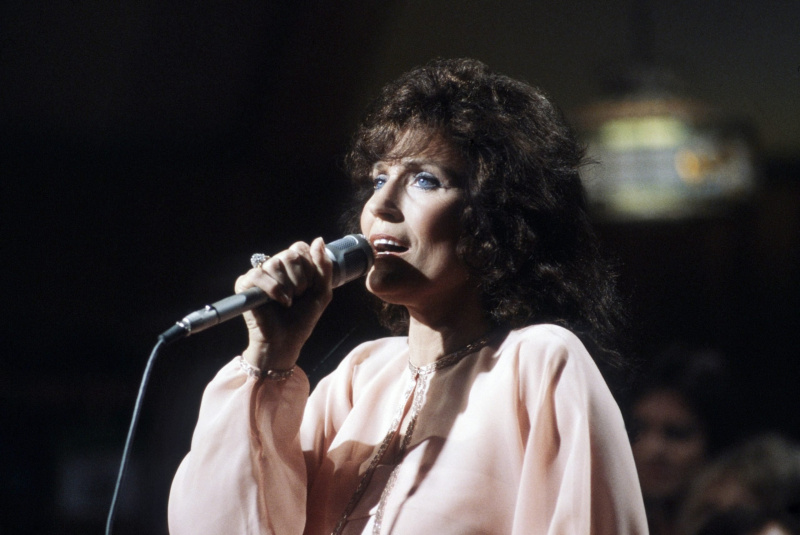  Loretta Lynn, cantando, alrededor de la década de 1980
