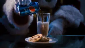 סנטה עצמו מדגים כיצד לשלב חלב ופפסי כדי לקבל פילק
