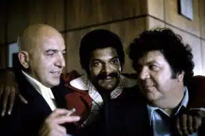 KOJAK, zleva Telly Savalas, Roger Robinson, George Savalas
