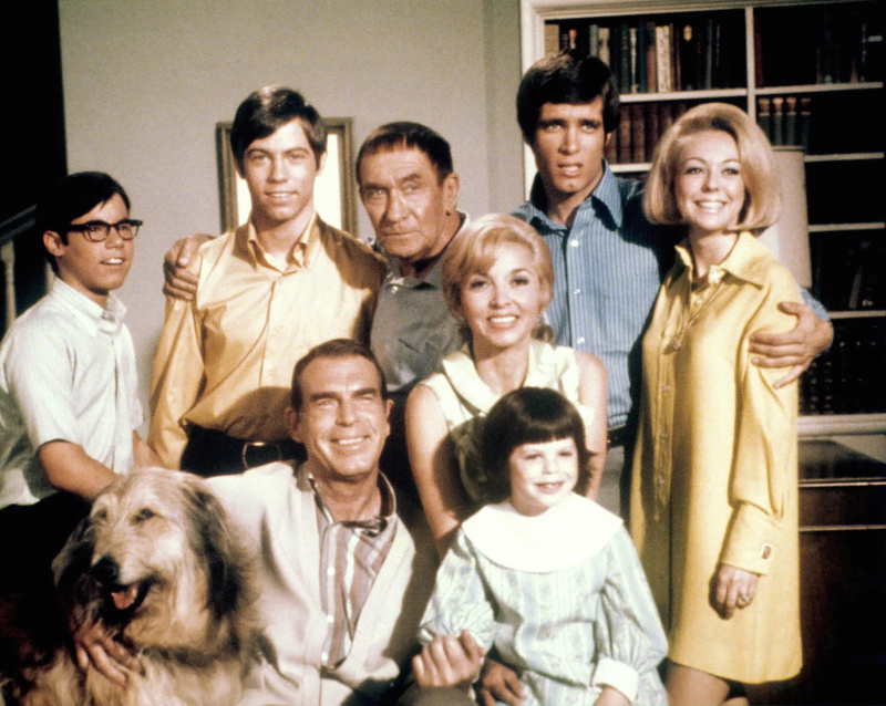  MY THREE SONS, (darrera, d'l a d.): Barry Livingston, Stanley Livingston, William Demarest, Beverly Garland, Don Grady, Tina Cole, (davant): Tramp the dog, Fred MacMurray, Dawn Lyn, 1960-72