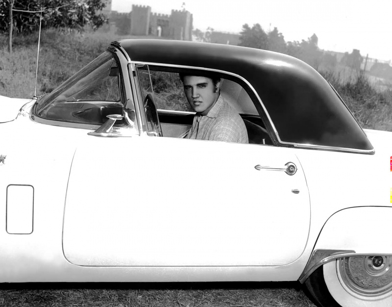  ELVIS PRESLEY, in een Ford Thunderbird uit de jaren 50