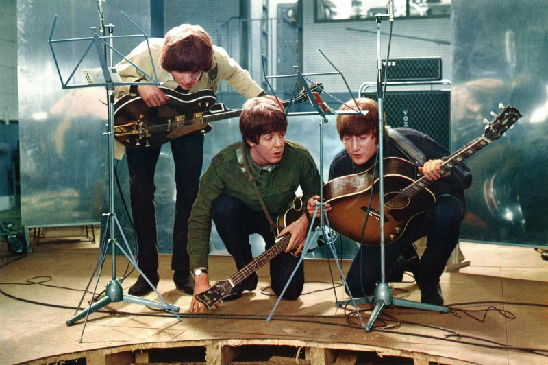 HELP!、左から: ジョージ・ハリスン、ポール・マッカートニー、ジョン・レノン、1965
