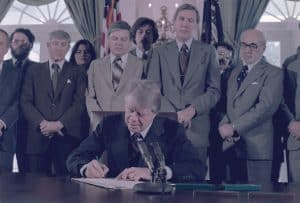   Jimmy Carter firma la Ley de Vida Silvestre Estadounidense en Peligro de Extinción que agregó 1,3 millones de acres a tierras nacionales protegidas