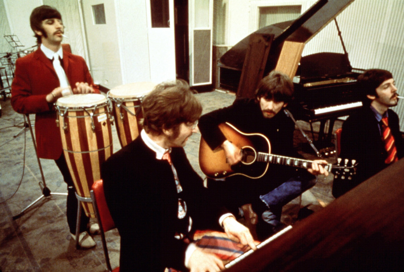 ビートルズ (リンゴ・スター、ジョン・レノン、ジョージ・ハリスン、ポール・マッカートニー)、EMI アビー・ロード・スタジオ、1967 年