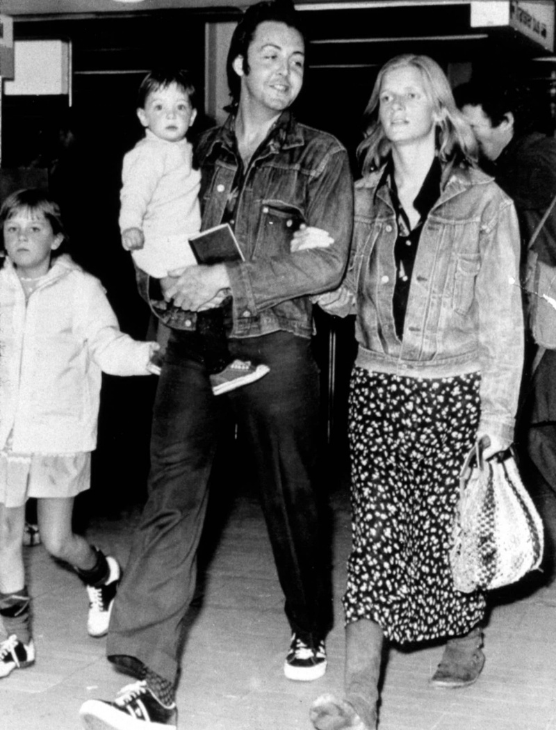   Paul dan Linda McCartney dengan anak-anak Heather dan Mary di bandara, 1971