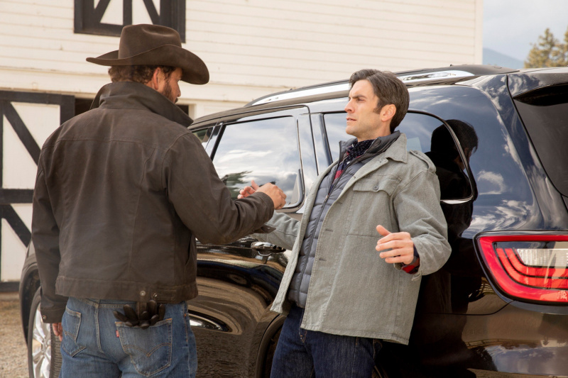 YELLOWSTONE, desde la izquierda: Cole Hauser, Wes Bentley,'Blood the Boy'