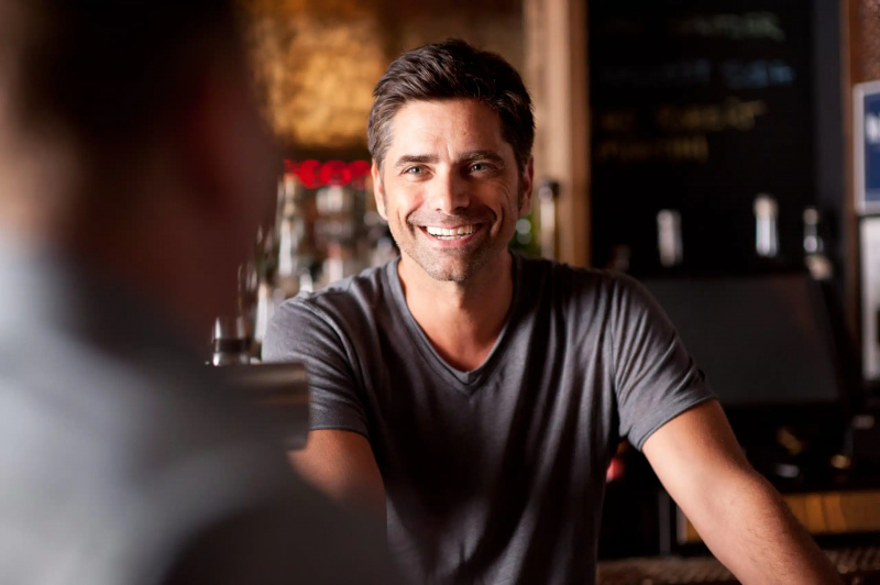 AZ ÉN FÉRFI VESTER, John Stamos, 2014